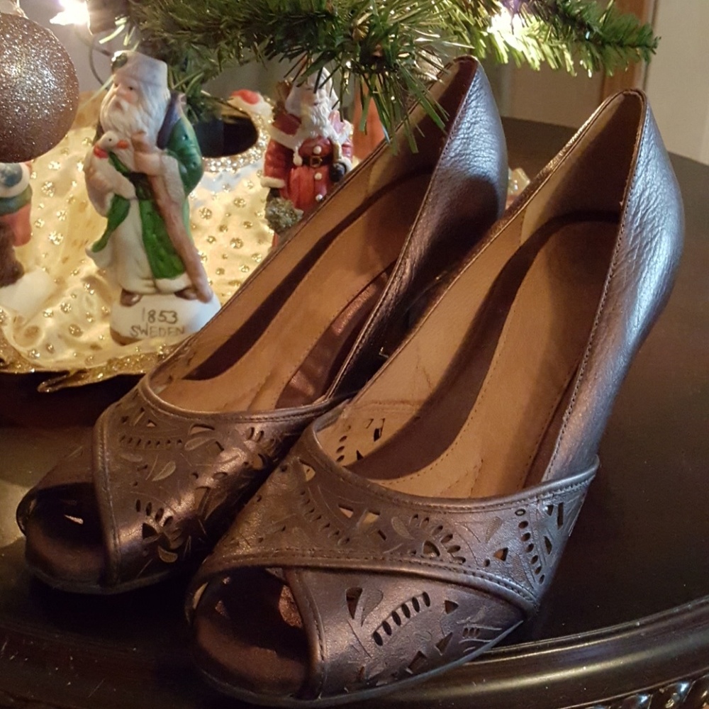 Beautiful Bronze Brown Peep toe